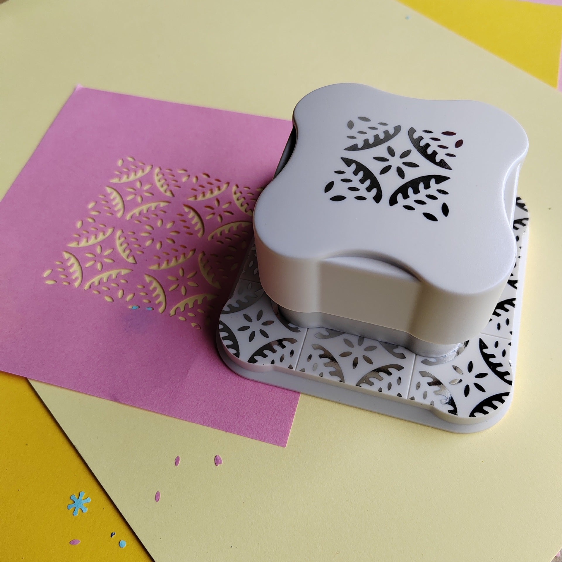 Decorative Edge Punch & Scrapbooking Stencil Cutter for Paper Crafting
