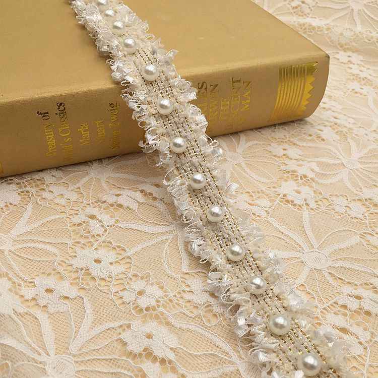 Pasamanería 3cm con flecos crema y perlas de imitación en banda de cuentas
