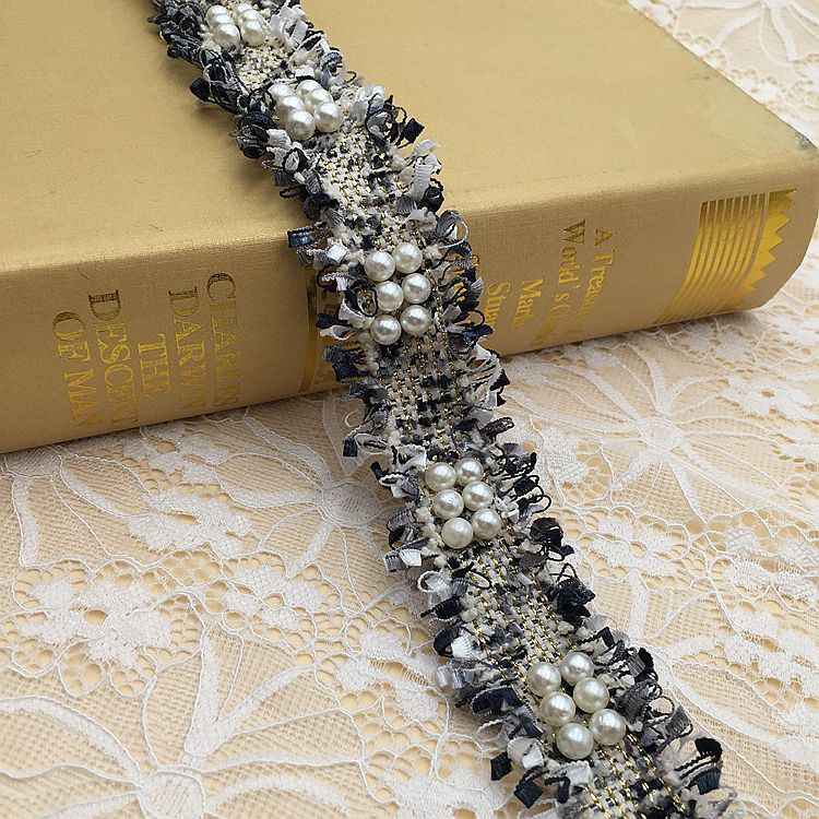 Pasamanería 3cm con flecos negro y gris, detalles plateados y perlas de imitación