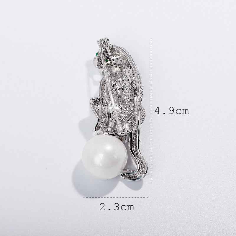 4.9 cm panther brooch with grey pearl and copper zircon sparkle, pin view