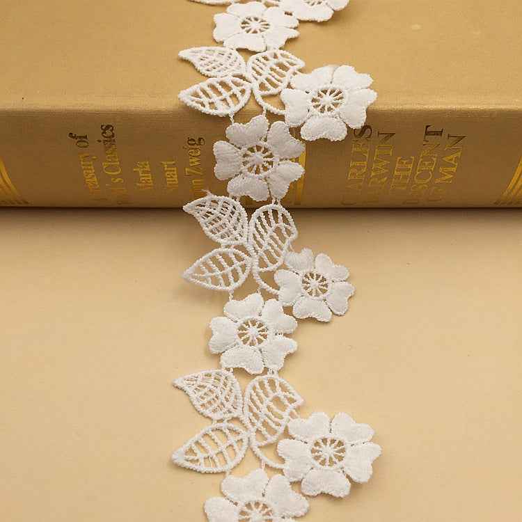 Encaje floral bordado blanco, 5,5 cm: motivos de flores caladas en cinta