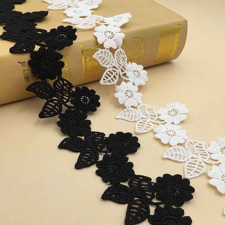 Encaje floral bordado negro, 5,5 cm: flores y hojas caladas en cinta