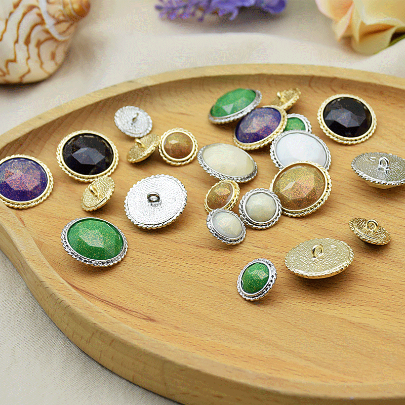 Zierknopf-Set mit runden Kunstharz-Einlagen, viele Farben, gold- und silberfarbener Rahmen