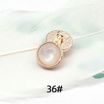 Knopf 36#: runder Resin-Kopf, goldfarbene Metallöse, schimmernd hellrosa/creme
