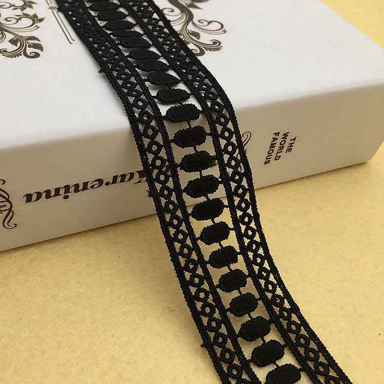 Cinta de encaje 4 cm, negro, diseño de rectángulos calados con flores redondas