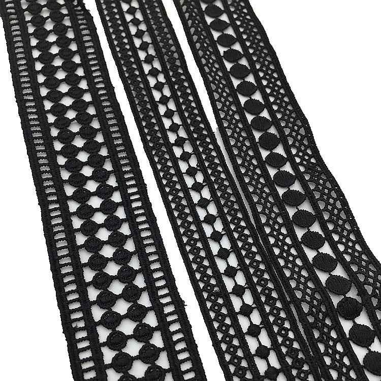 Cinta de encaje 4 cm en negro, detalle de flores sobre tramas caladas y ondas