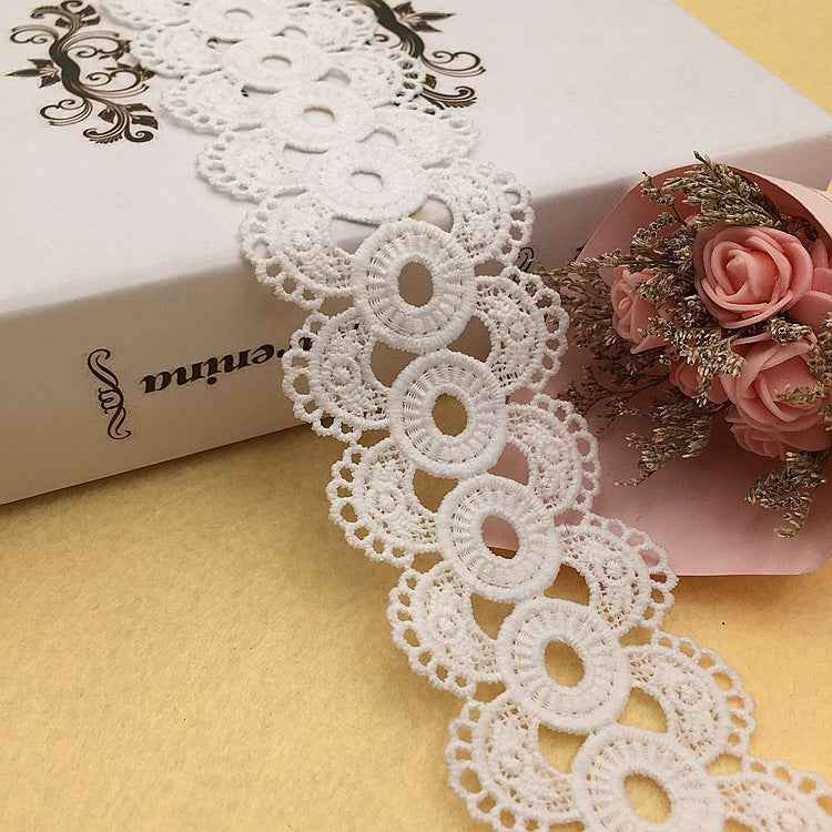 5.5cm water-soluble lace trim in white, floral ring design with scalloped edges