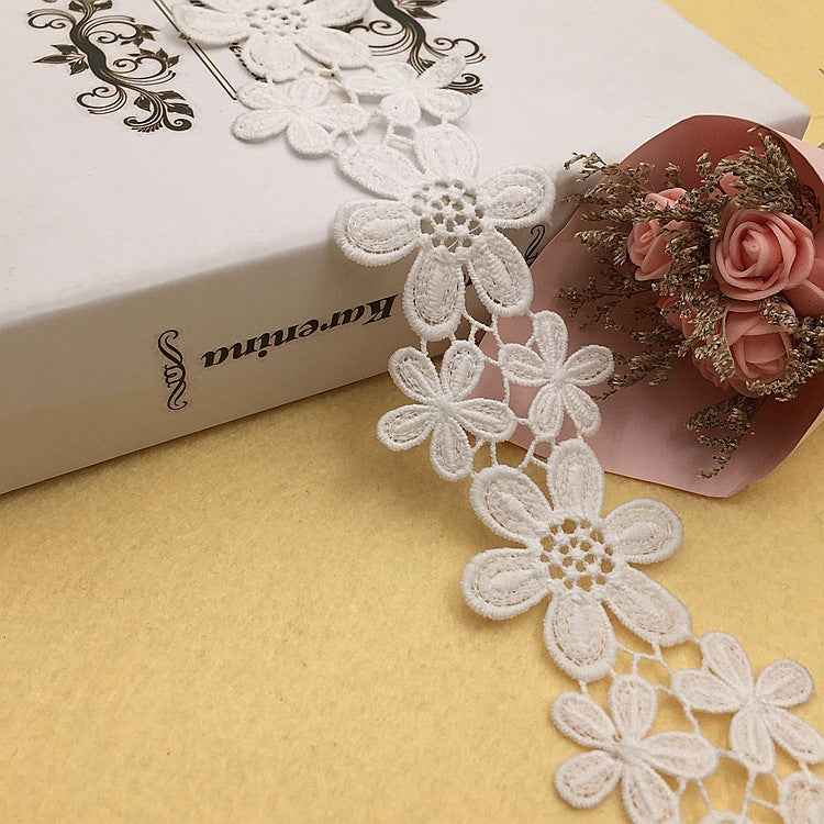 5,5 cm weißes Spitzenband mit floralen Blumen-Stickereien