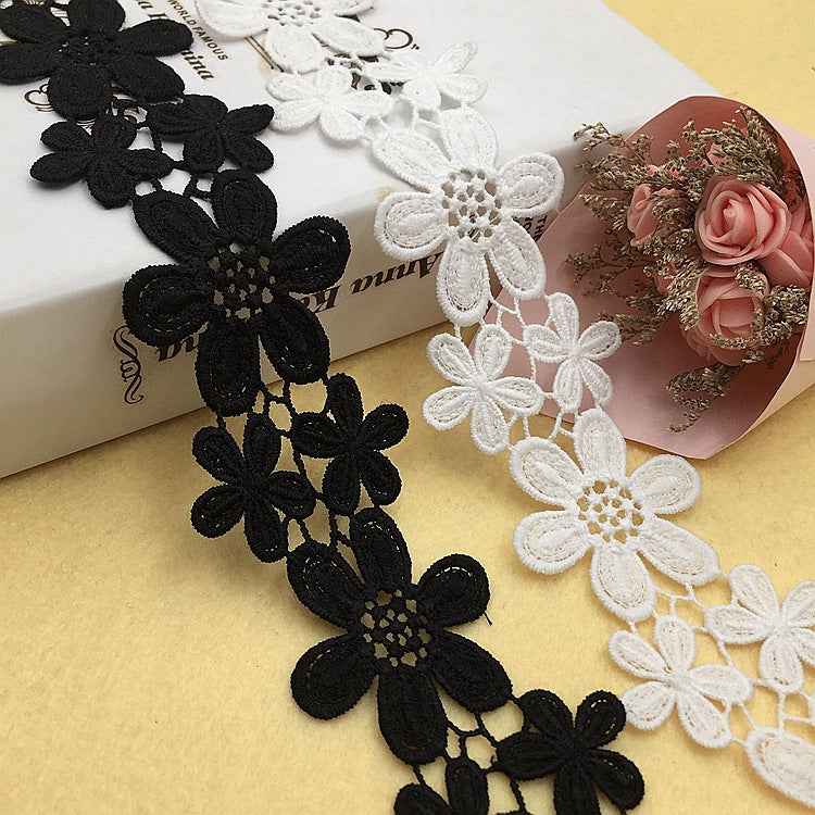 5,5 cm Spitze mit schwarzen Blumen-Applikationen und weißen Blumen-Elementen
