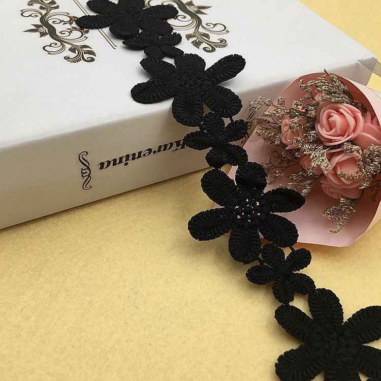 5,5 cm schwarzes florales Spitzenband mit applizierten Blumenmotiven