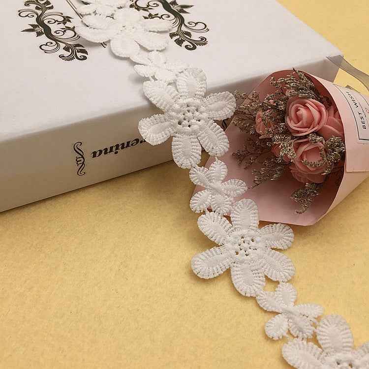 5,5 cm weißes florales Spitzenband mit applizierten Blumenmotiven