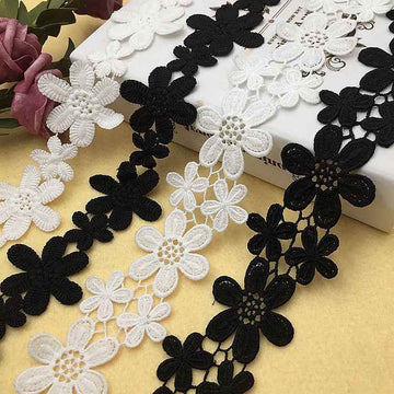 5,5 cm Spitzenband mit schwarzen und weißen Blumen-Stickereien, bestickt