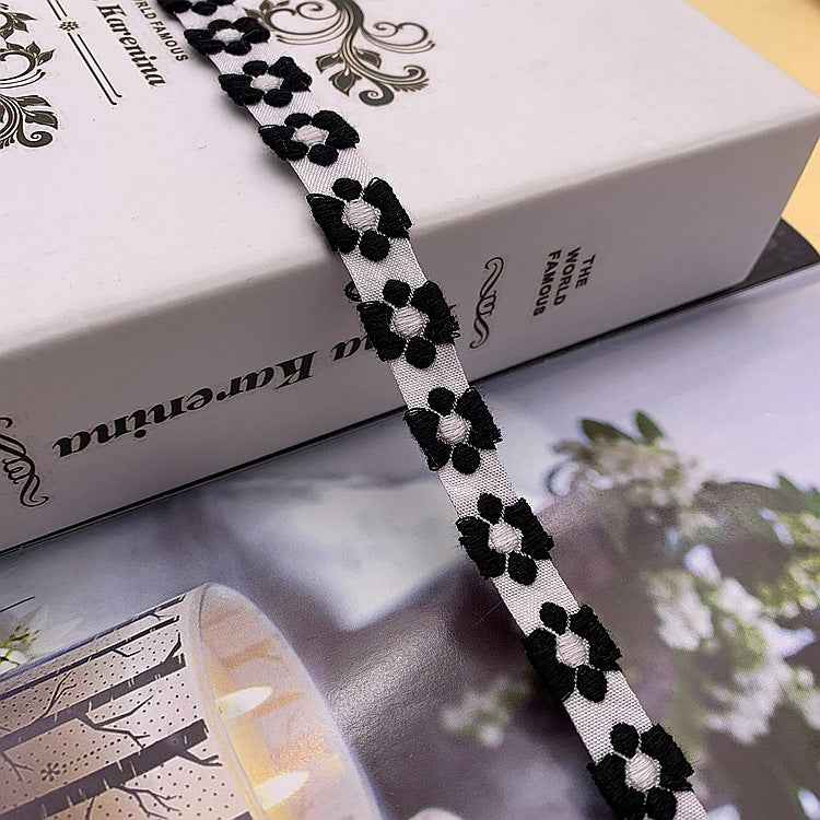 1,5 cm Jacquard-Spitzenband: schwarzer Stoff mit weißen Blütenmotiven