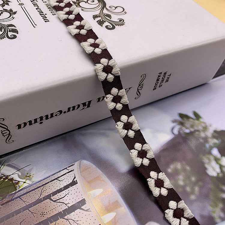 1,5 cm Jacquard-Spitzenband, schwarzbrauner Grund mit weißen Blütenstickereien
