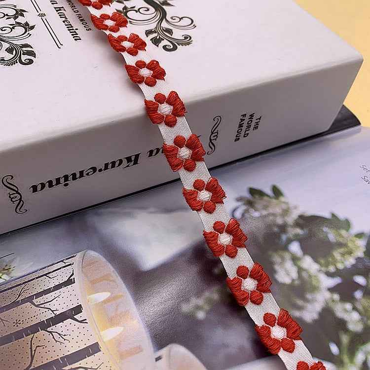 1,5 cm Jacquard-Spitzenband, roter Hintergrund mit weißen Blütenapplikationen
