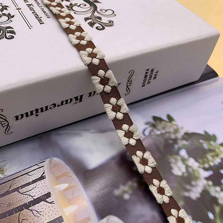 1,5 cm Jacquard-Spitzenband: brauner Grund mit weißen Blütenmotiven