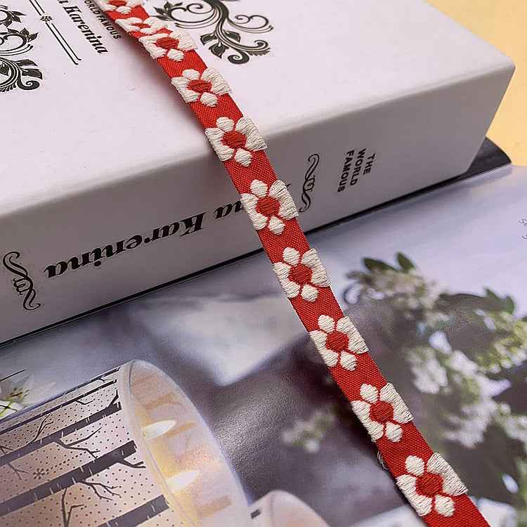 Jacquard-Spitzenband mit Blütenmuster, rot mit weißen Stickereiblüten