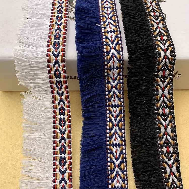 Fransenborte im Bohème-Stil: weißer, blauer und schwarzer Jacquardstreifen mit Zickzack-Motiven