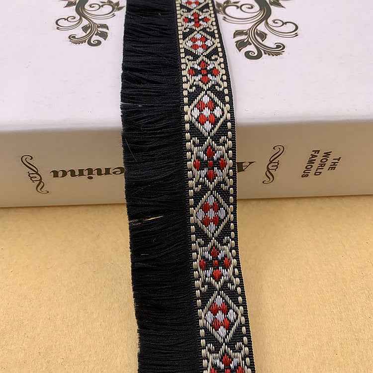 Schwarze Fransenborte mit Jacquard-Rauten in rot, weiß und gold, schmaler Zierstreifen