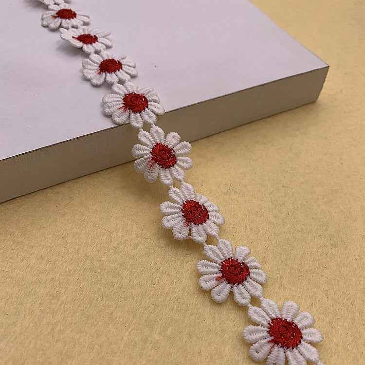 Daisy-petal lace trim in white with red daisy centers, 2.5 cm wide floral ribbon