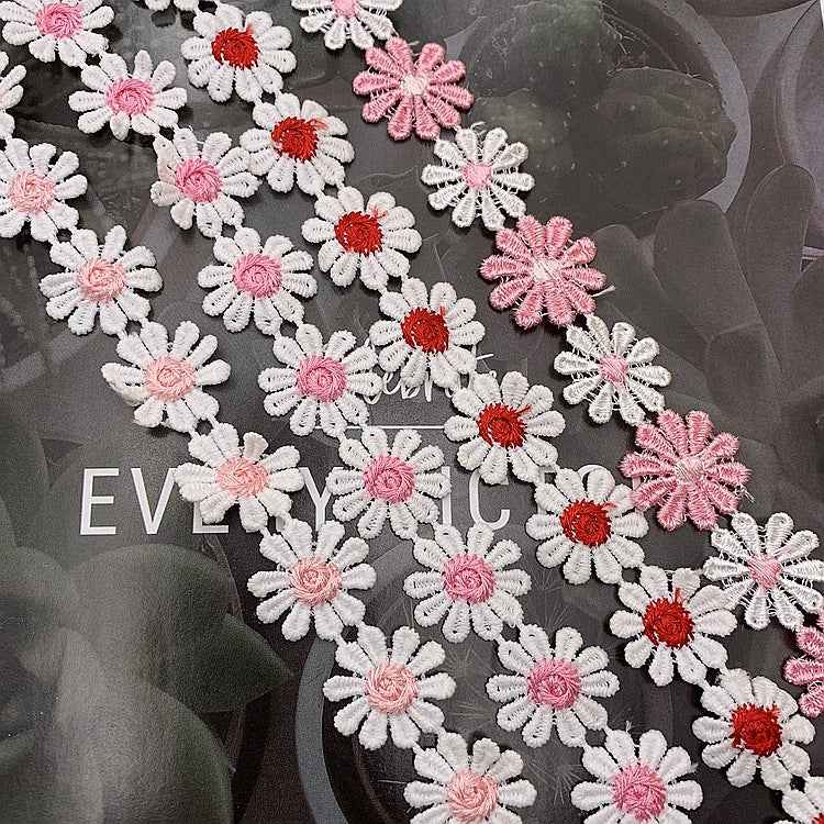Daisy-petal lace trim, white with pink and red daisy flowers for craft edging