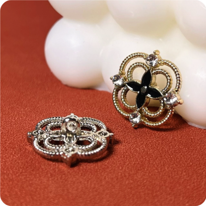 Rhinestone clover buttons—gold and silver tones—hollow metal with crystal accents, 20mm