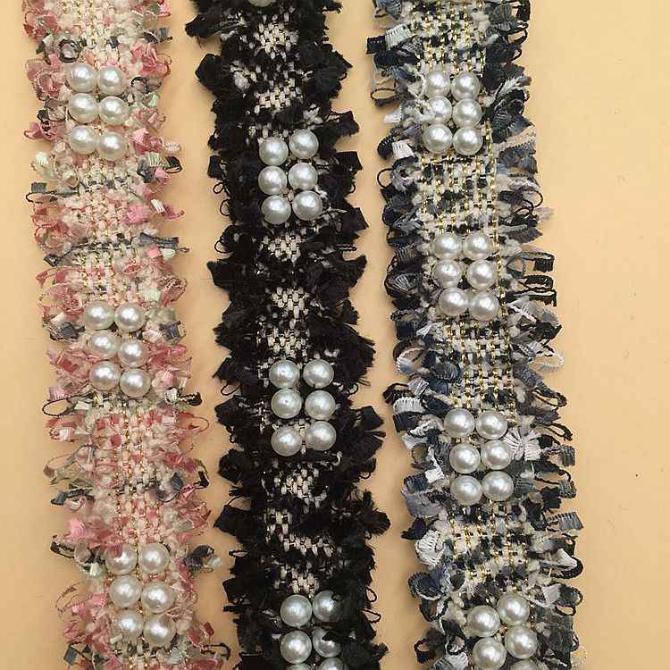 Pasamanería de flecos con cuentas tipo perla en varios colores (rosa, negro y gris)