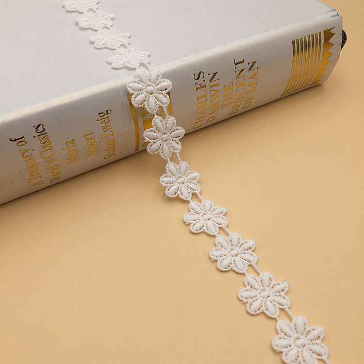 White embroidered floral lace trim with daisy-like rosettes and scalloped edge, 1.5–2.5 cm