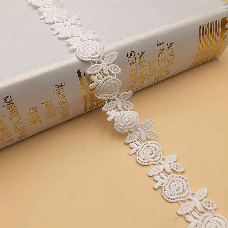 White lace trim with floral rosette embroidery and scalloped edge, 1.5–2.5 cm wide