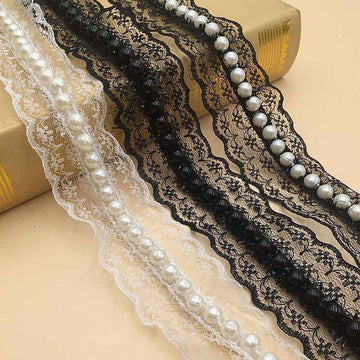 Nastro in pizzo nero con perle finte bianche, finitura ondulata e ricami a motivo