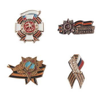 4er Set Metall-Broschen mit St.-Georgs-Schleife, Stern und rote/blau-weißen Abzeichen