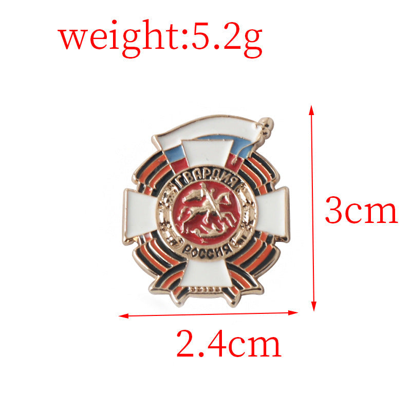 Metall-Brosche mit St.-Georgs-Kreuz und rotem Pferde-Emblem im Medaillon, 3 cm