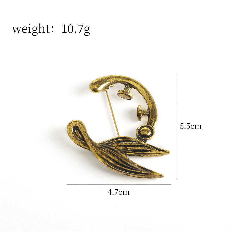 Gold-tone crescent brooch pin; 4.7cm x 5.5cm, weight 10.7g visible