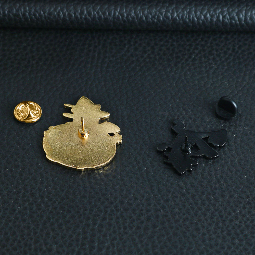 Rückseitenansicht der Metall-Anstecknadeln: goldene Kappe, Nadelverschluss