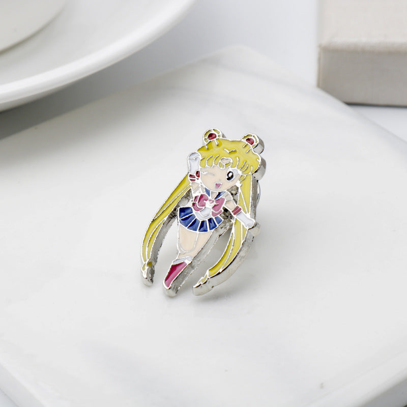 Sailor Moon Brosche aus Metall, farbig emailliertes blondes Mädchen mit Anstecknadel
