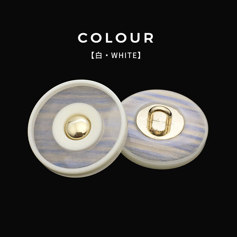 Weißer Resin-Knopf, zweifarbig blau-grau, goldener Metallhals, mit Knopföse