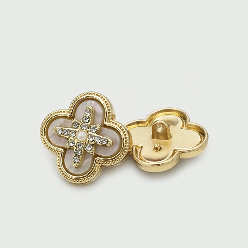 Kleeblatt-Metallknopf, goldene Rückseite mit Stift, Strasskreuz und Perle, helles Innenfeld
