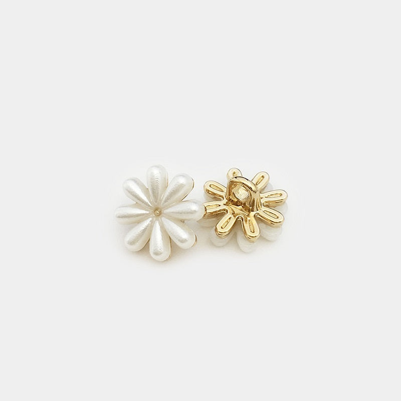 White daisy flower metal button with gold-tone back and clear center