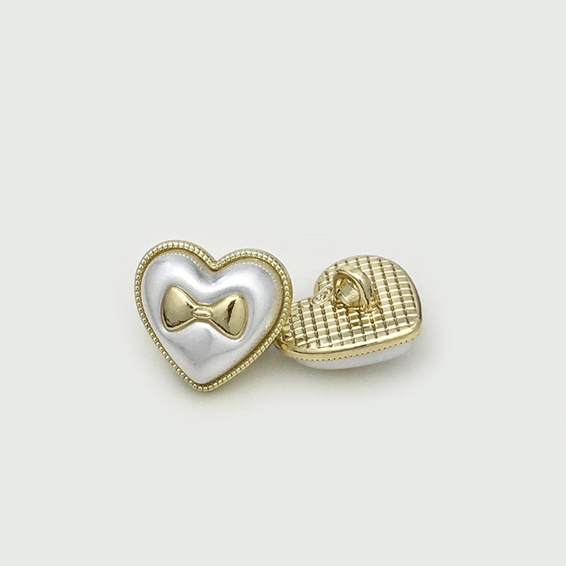 Herz-Metallknopf mit heller Einlage, goldener Schleife und Rückseite mit Öse