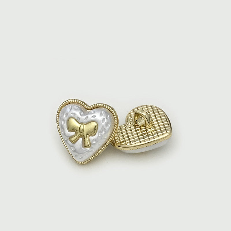 Herz-Metallknopf mit silbriger Einlage, goldener Schleife und goldener Rückseite