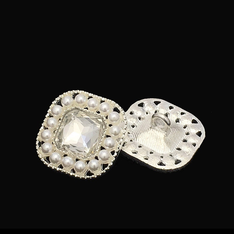 Rückseite Schmuckknopf: Metallplatte mit Schaft und Perlen/Strass-Fassung
