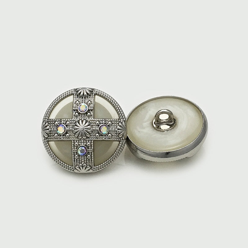 Silberfarbener Rundknopf mit Kreuz-Design und 4 Strasssteinen; Rückseite mit Öse