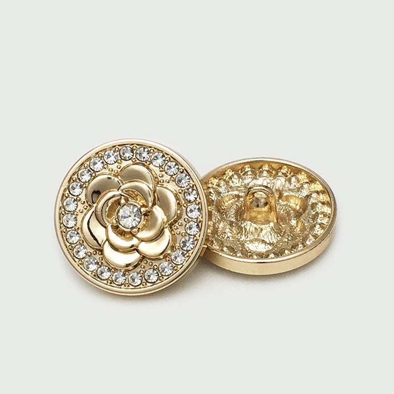Goldener Blumen-Knopf aus Metall mit Strassrand, Rückseite sichtbar