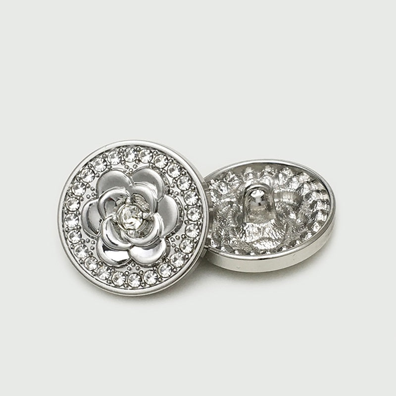 Silberner Blumen-Knopf aus Metall mit Strassrand, Vorder- und Rückseite sichtbar