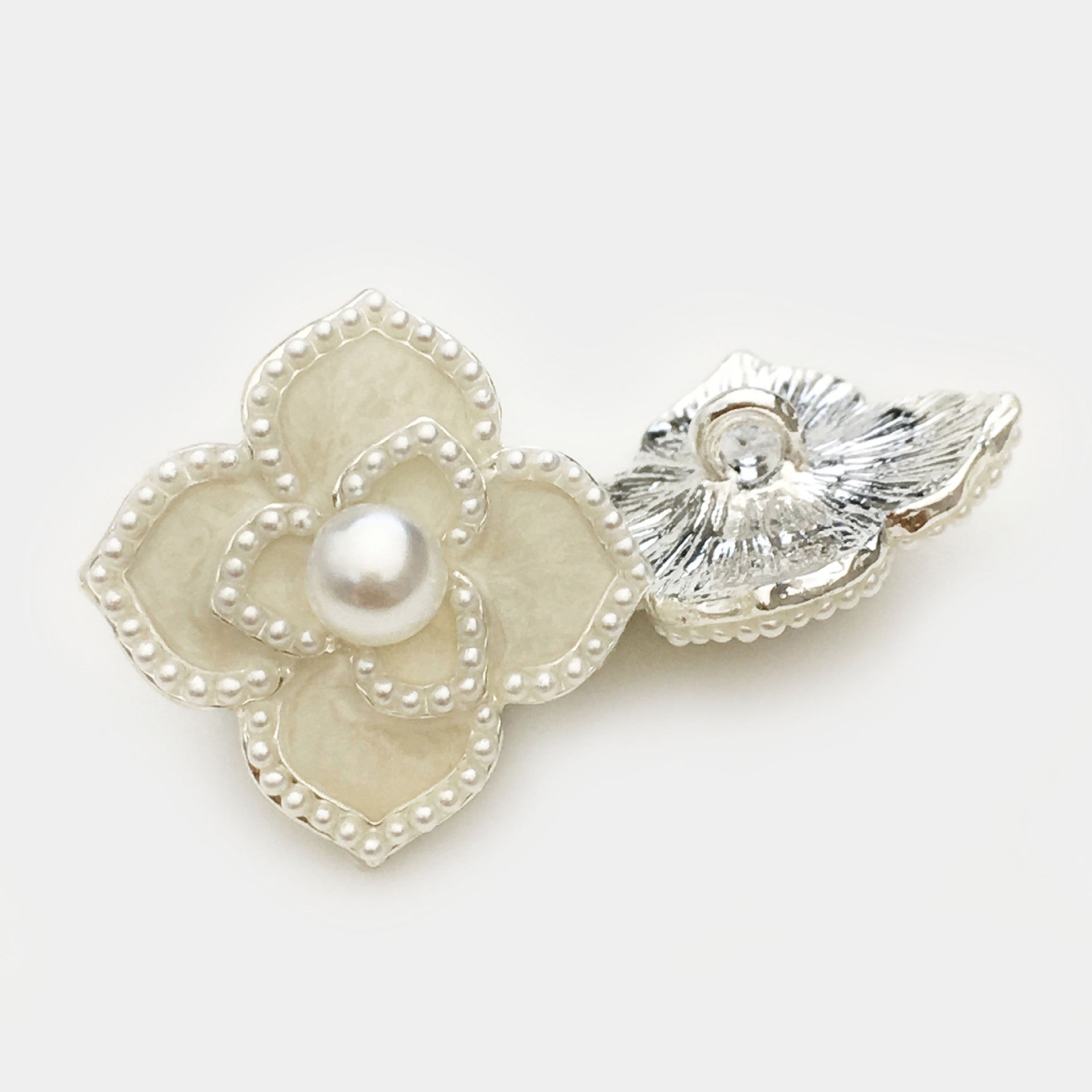 Beige 4/5-petal flower pearl button with shank and pearl trim, silver-tone back