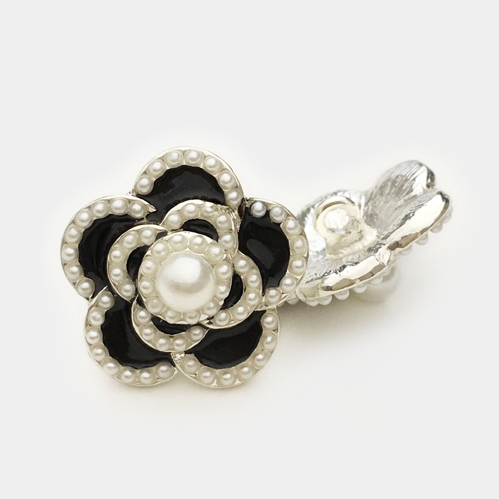 Black 4/5-petal flower pearl button with shank, faux pearl trim and round center pearl
