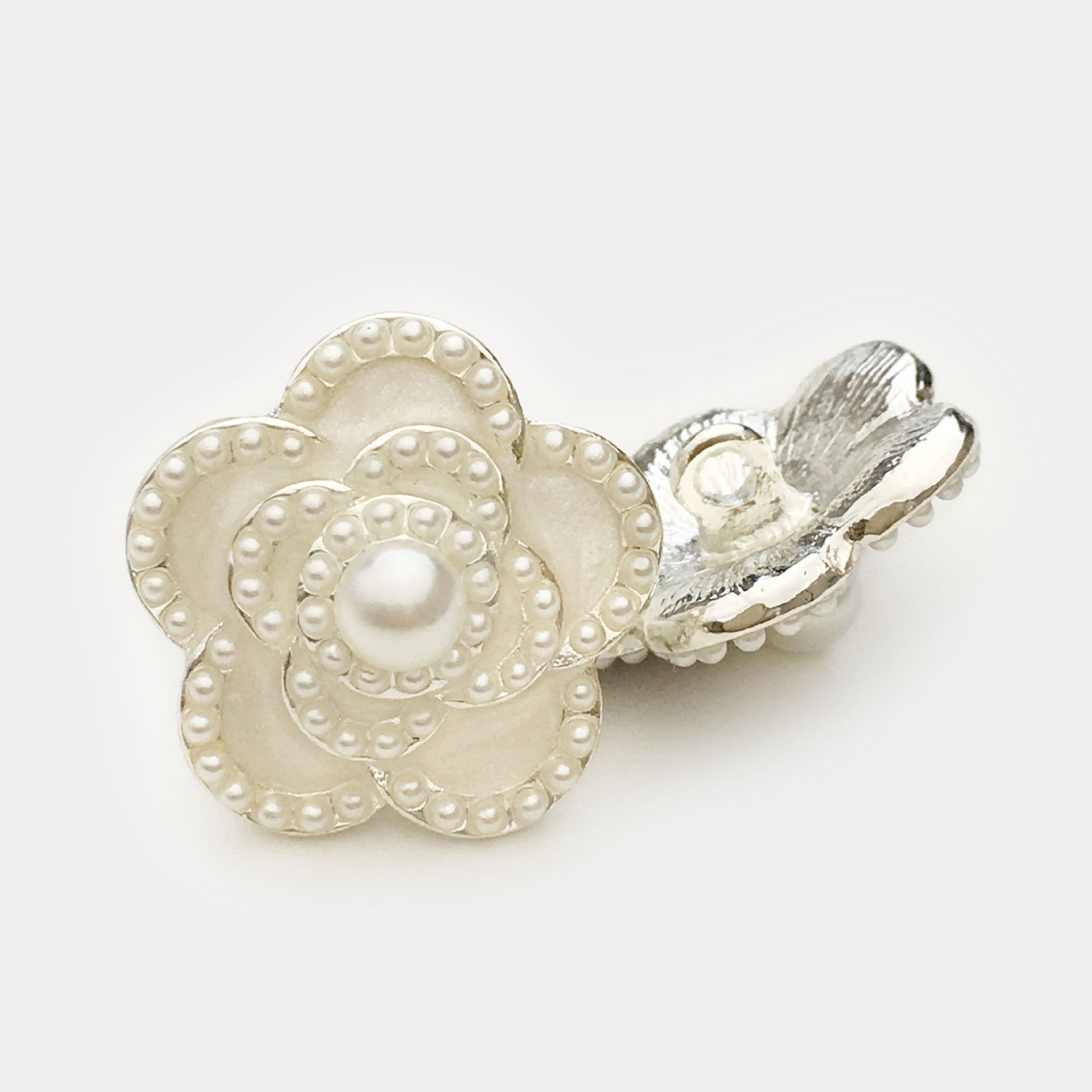 Beige 4/5-petal flower pearl button with shank, raised faux-pearl design and border