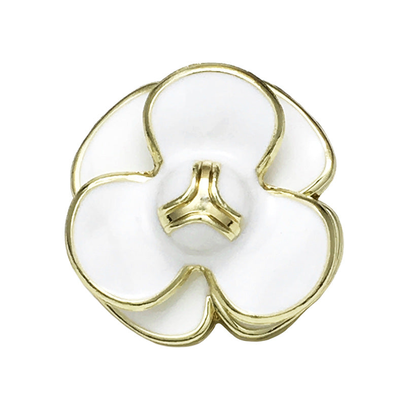 Botón flor 3D en blanco con borde dorado y pasador metálico