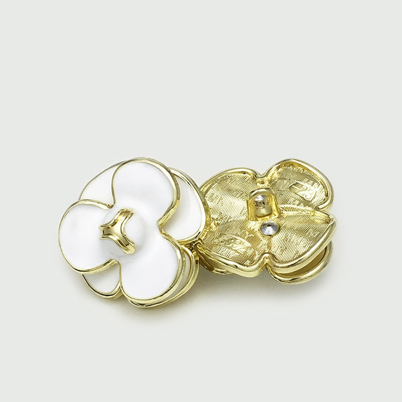 Botón flor 3D blanco con pasador metálico y parte trasera dorada