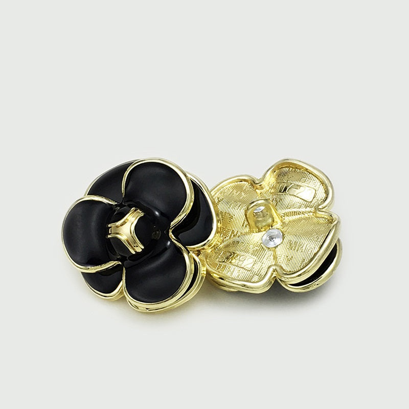 Botón flor 3D negro con pasador metálico y parte trasera dorada